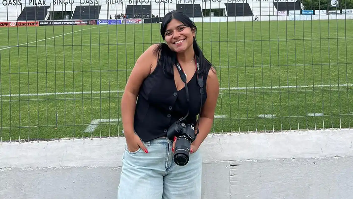 La joven, junto a su cámara, a la espera de poder cumplir su sueño