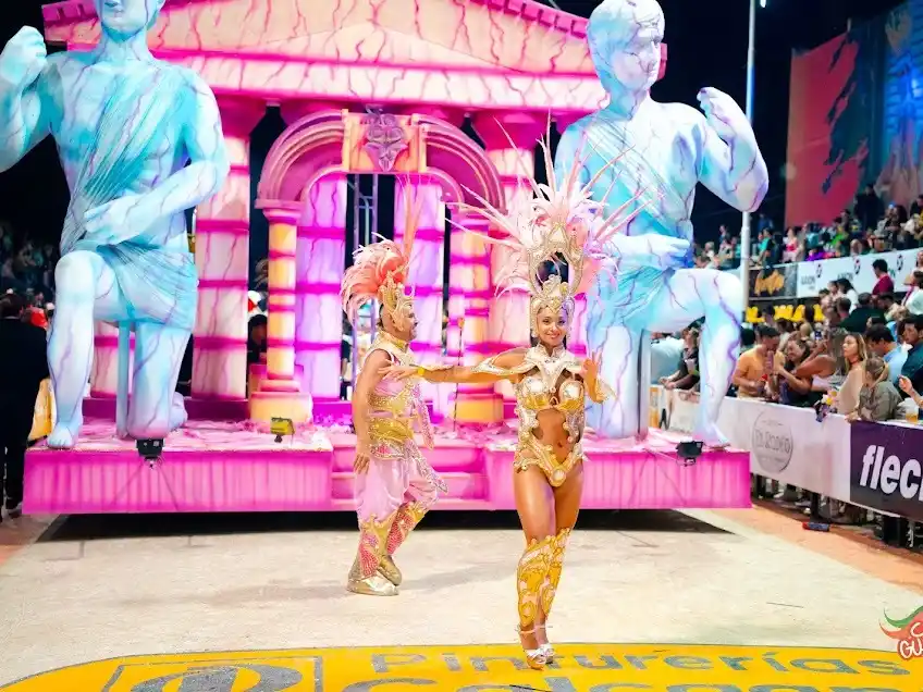 Con la visita del Gobernador Frigerio, se vive la segunda noche de "el corso más divertido"