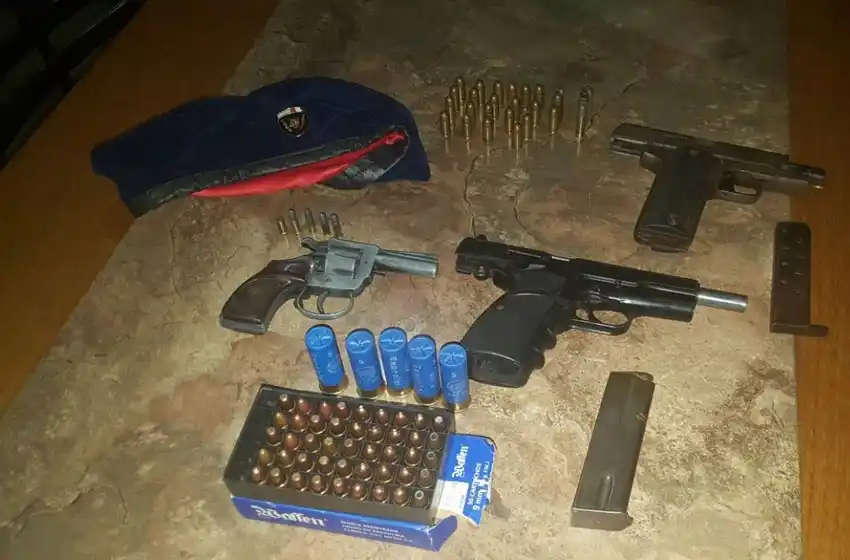 Denunció que su hijo guardaba armas en su casa