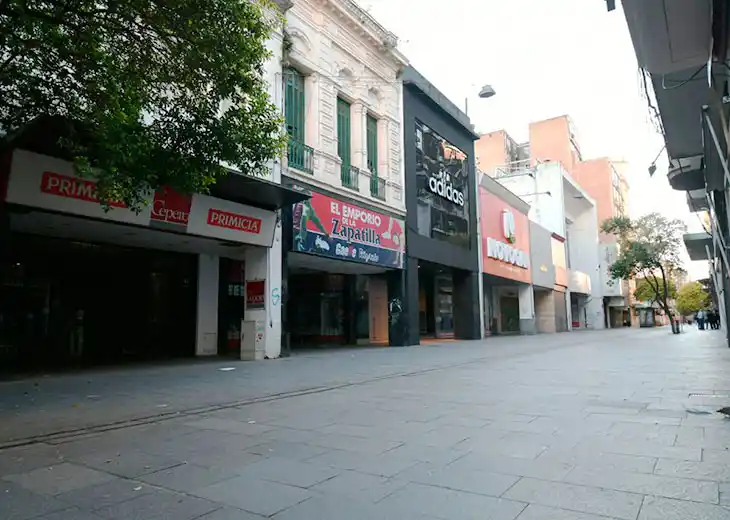 Rosario: Piden más controles por derroche de energía en locales céntricos