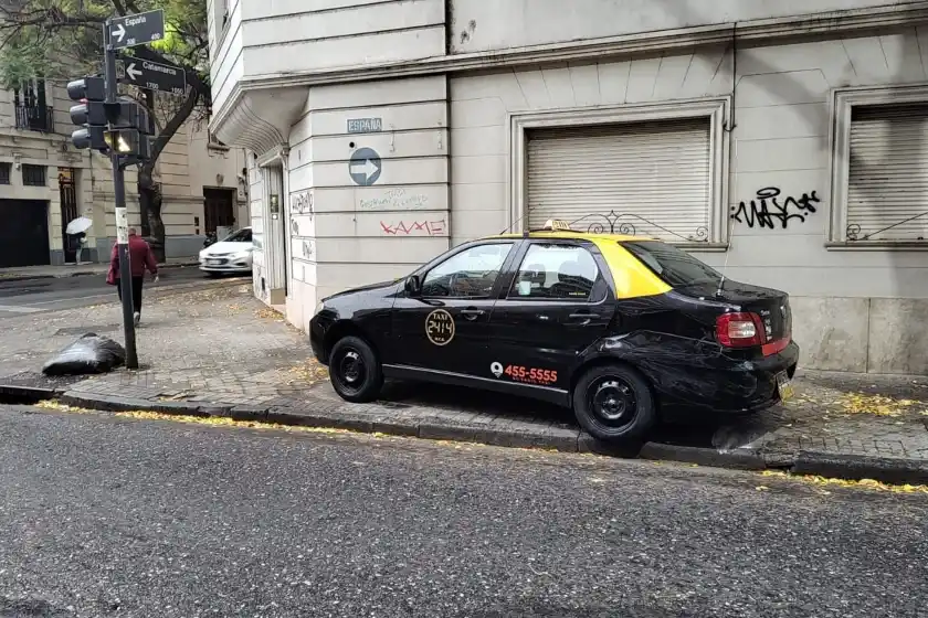 Un taxista chocó con un semáforo y dejó su vehículo abandonado en el centro