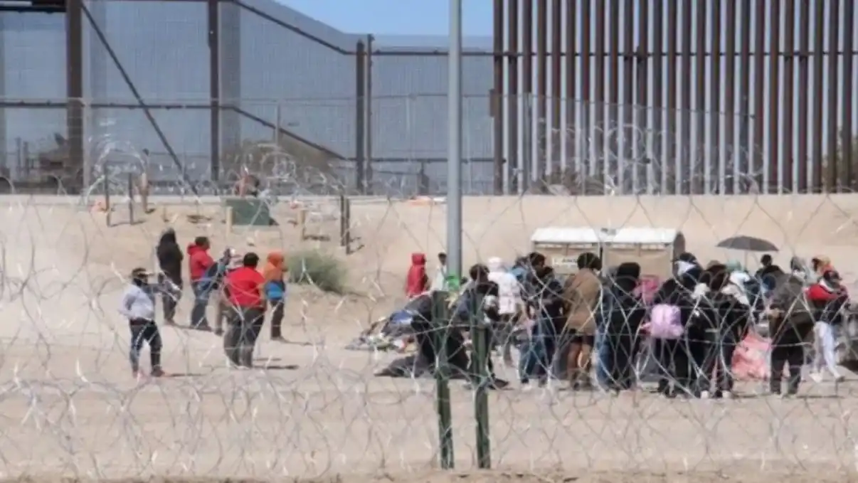 EE.UU. congela entrega de fondos federales para las ONG que atienden a migrantes