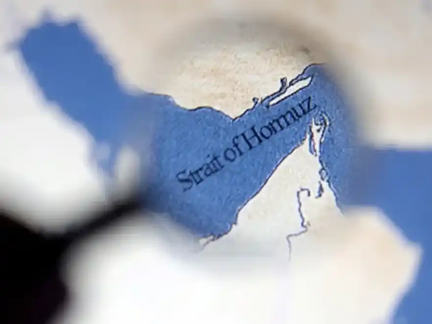 Una ilustración con un mapa que muestra el estrecho de Ormuz e Irán, tomada el 22 de junio de 2025,. REUTERS/Dado Ruvic/Ilustración