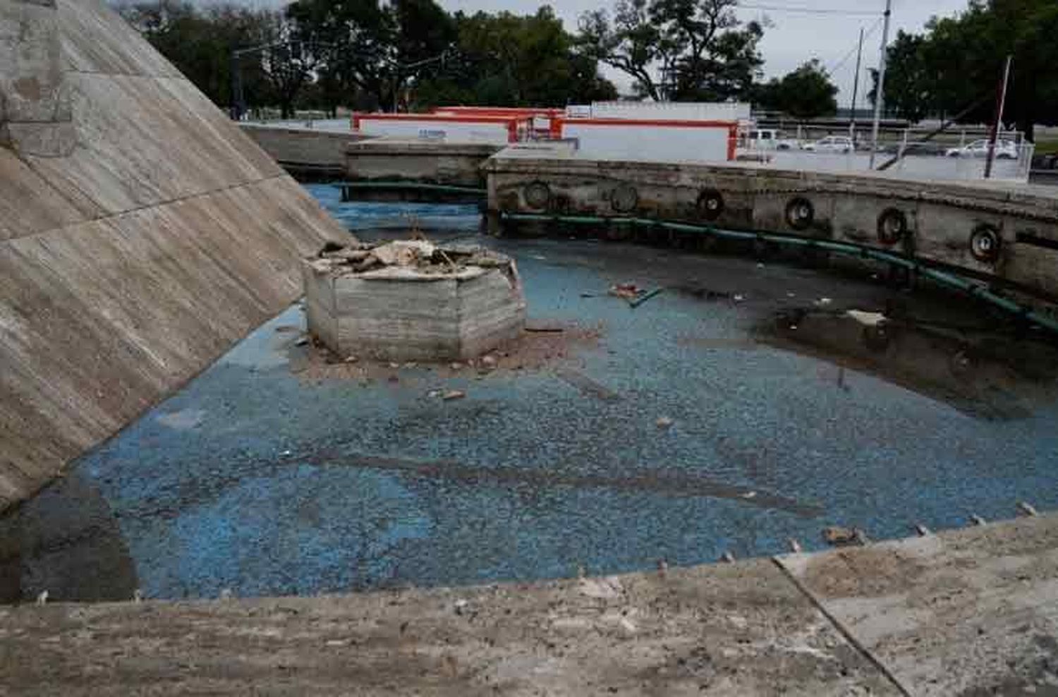 No se salva ni el Monumento: robaron piezas de bronce y vandalizaron la estructura