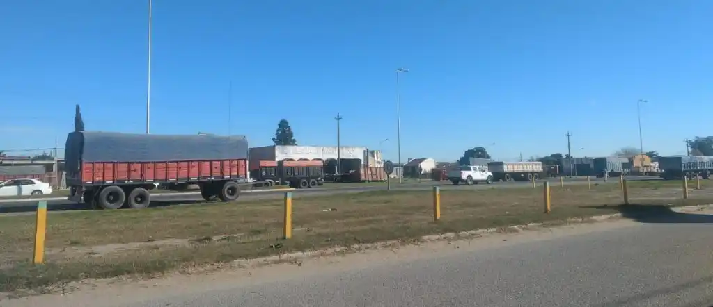 Acoplados estacionados a la vera de la Ruta 226 