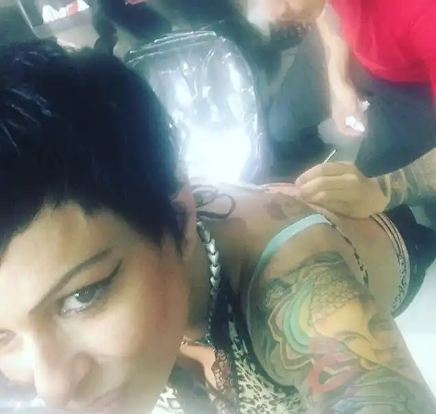 A los 51 años, Daniela Cardone se desnuda para mostrar su nuevo tatuaje