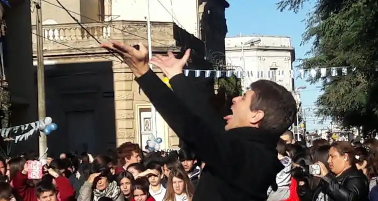 Bicentenario: Comenzaron las actividades frente a plaza Constitución