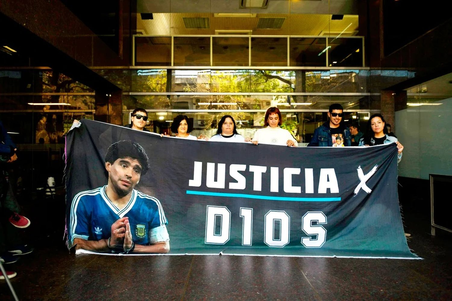 Fanáticos reclaman justicia por la muerte de Maradona.