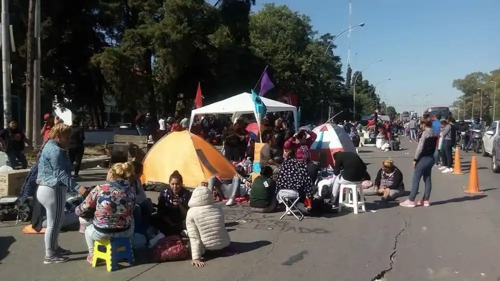 Continúa el acampe de cooperativistas en Mar del Plata e incluyen piquete