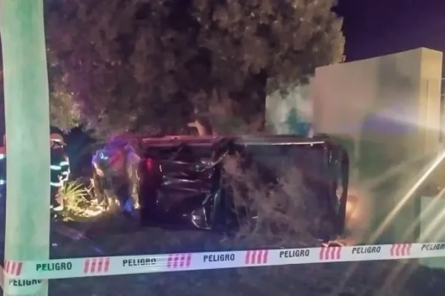 Un adolescente de 14 años le robó el auto al padre, impactó contra una casa y perdió la vida