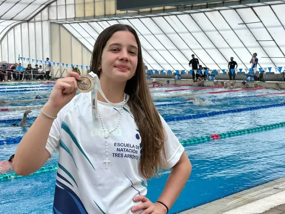 Violeta Alzueta con su medalla de oro en natación