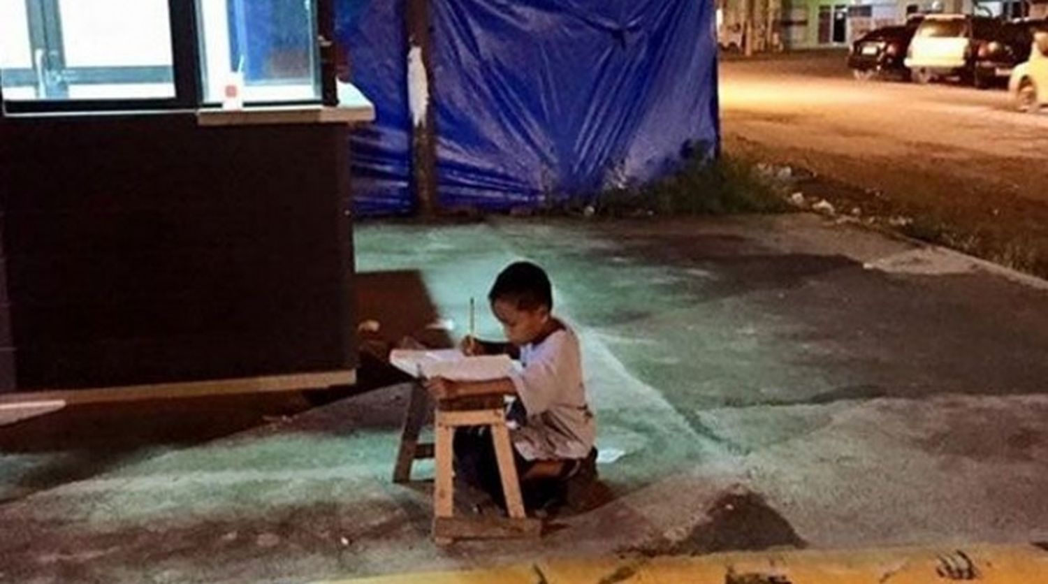 La historia del niño que estudia a la luz del McDonald's se hace viral