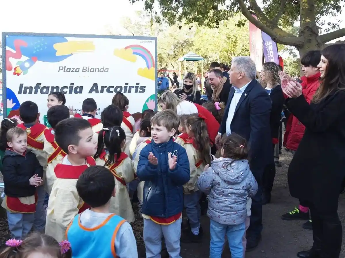 Arroyito inauguró su primera plaza blanda llamada "Infancia arcoiris"   
