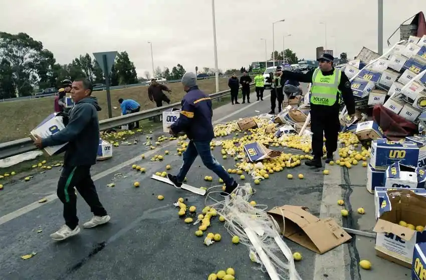 Volcó un camión de limones en plena Circunvalación y fue saqueado por los vecinos del lugar