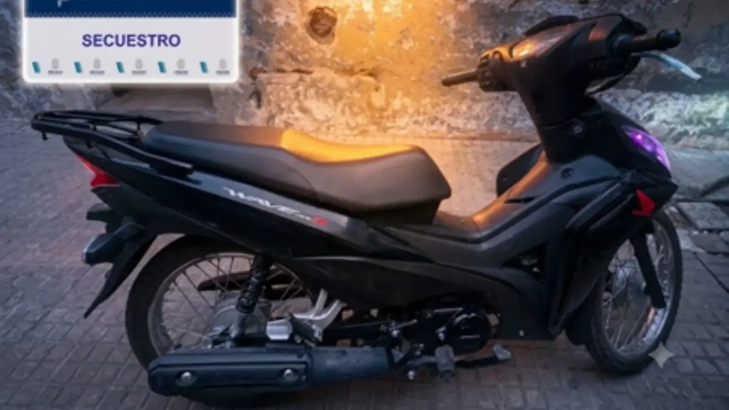 La motocicleta Honda Wave negra recuperada por la policía tras un operativo en la intersección de Lavalle y Sargento Selada. El vehículo fue secuestrado en la vía pública y se encuentra a disposición para ser devuelto a su legítimo dueño.