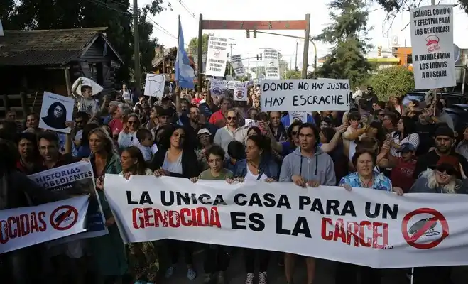 Marcha en repudio por la prisión domiciliaria para Etchecolatz