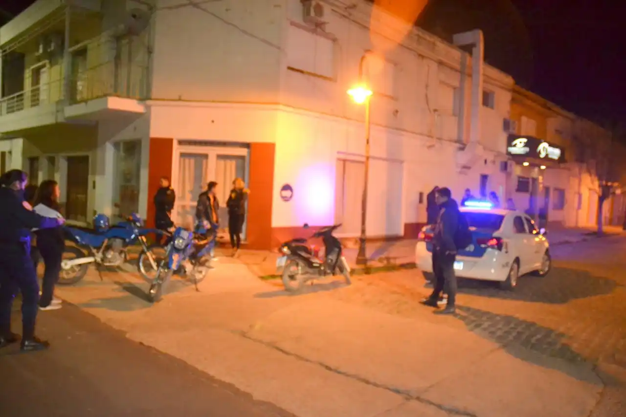 Un joven quiso robar una moto con candado a cuestas por plena 25 de mayo