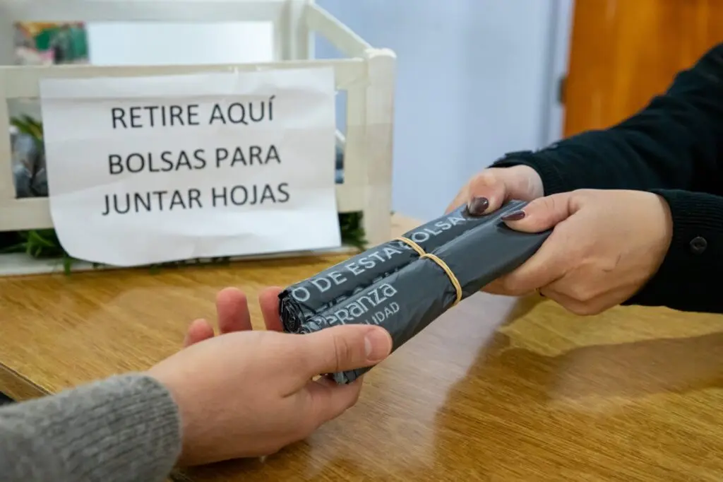 Un municipio de la región entrega bolsas gratuitas para desechar las hojas del otoño