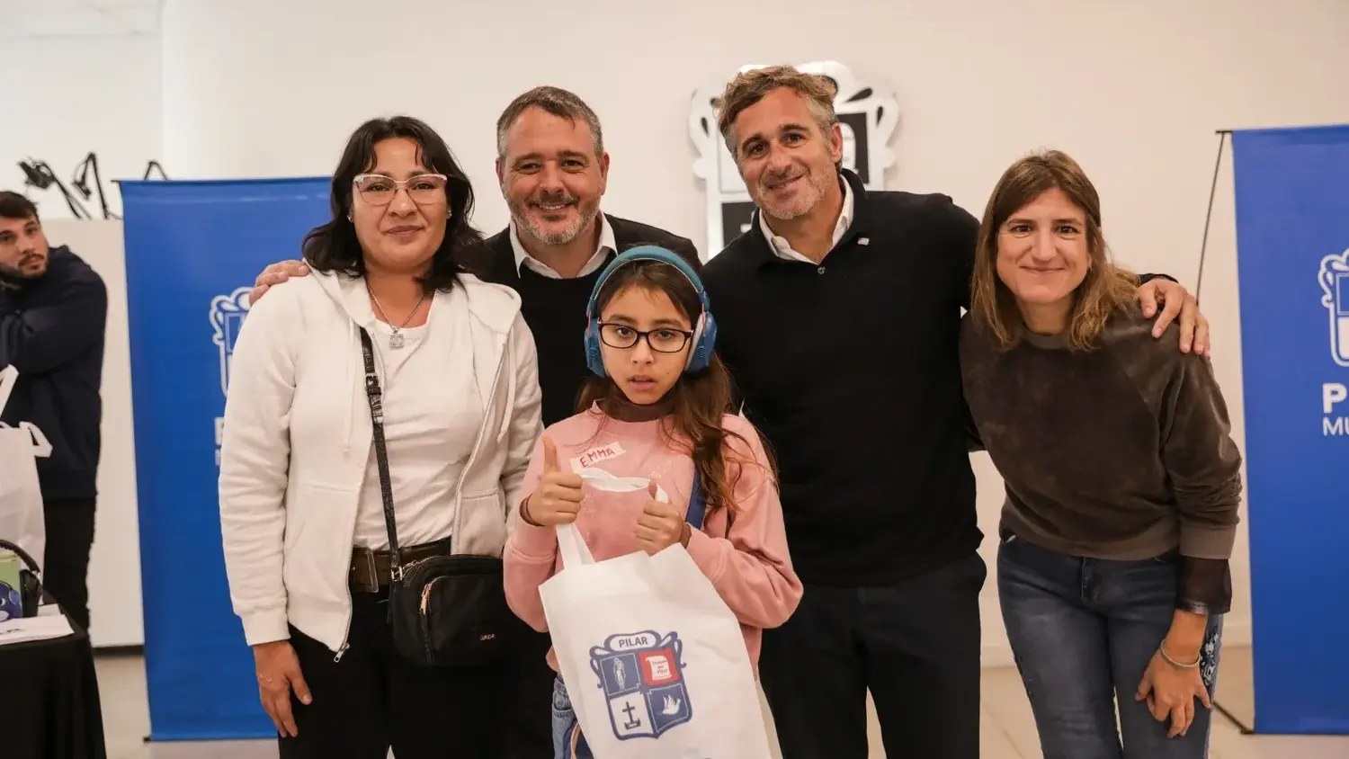 Achával, Laurent y González junto a familias TEA de Pilar.