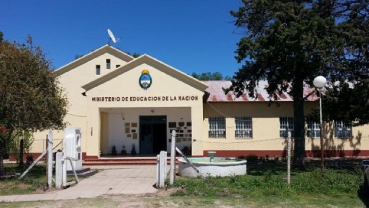 Mesas examinadoras en la E.E.AT. N° 49 Crucero Ara General Belgrano