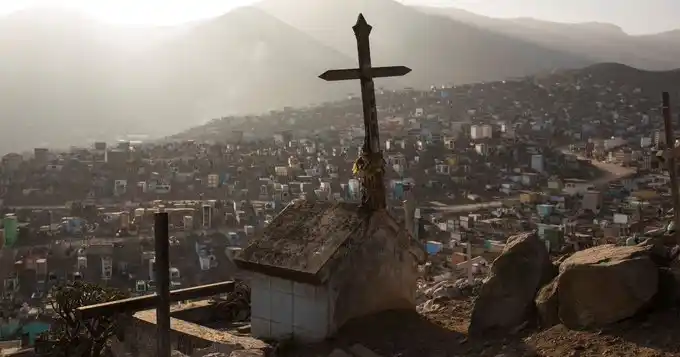 Perú pone fin a su cuarentena con casi 10.000 muertos