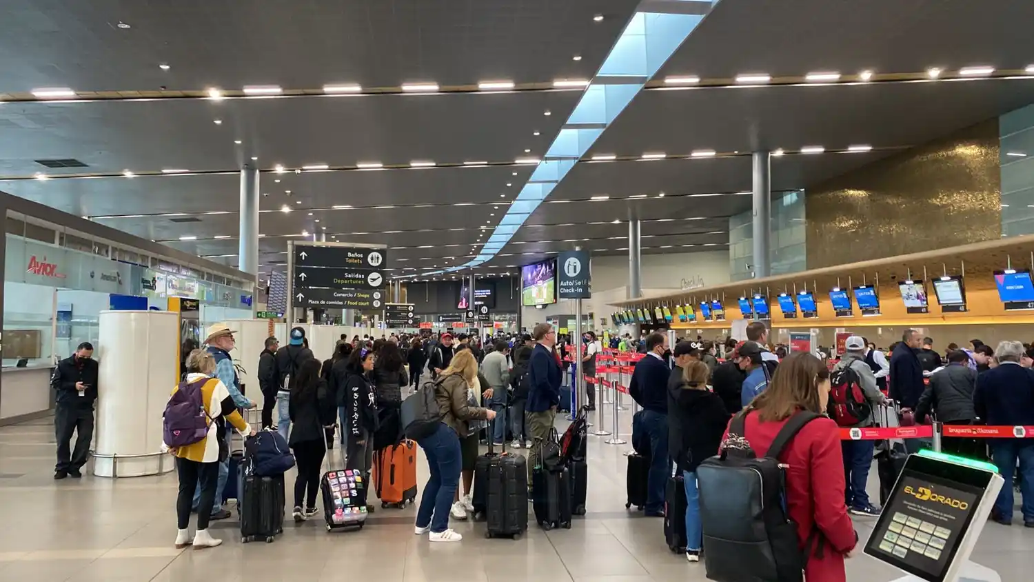 Caos en el aeropuerto de Bogotá por retrasos y vuelos cancelados