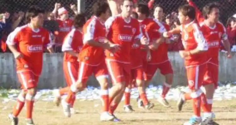 Mitre goleó a Mutual Uta