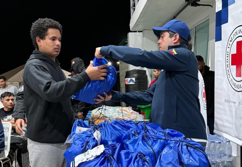 Cruz Roja presta ASISTENCIA HUMANITARIA a deportados venezolanos (+ Fotos)