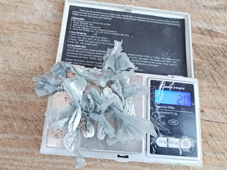 Incautan motocicleta robada, cocaína y dos detenidos en operativo policial