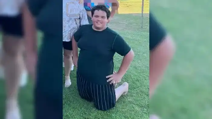 Jonás se quebró el brazo y necesita operarse urgente