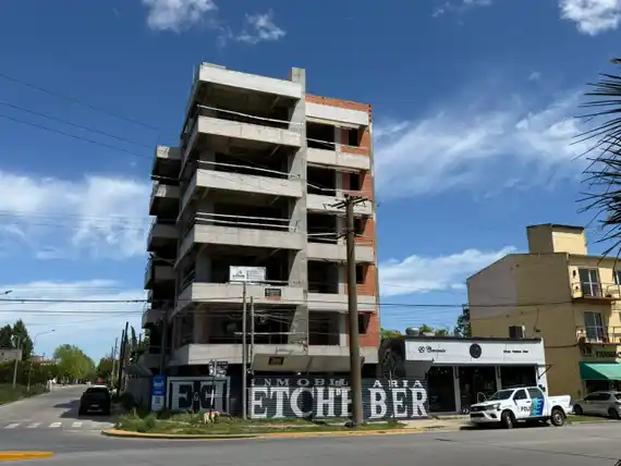 Un operario cayó al vacío en una obra en construcción