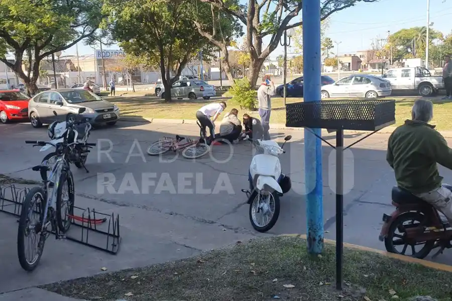 Susto en Bv. Roca: un hombre mayor de edad se cayó de la bicicleta y quedó tendido en el piso