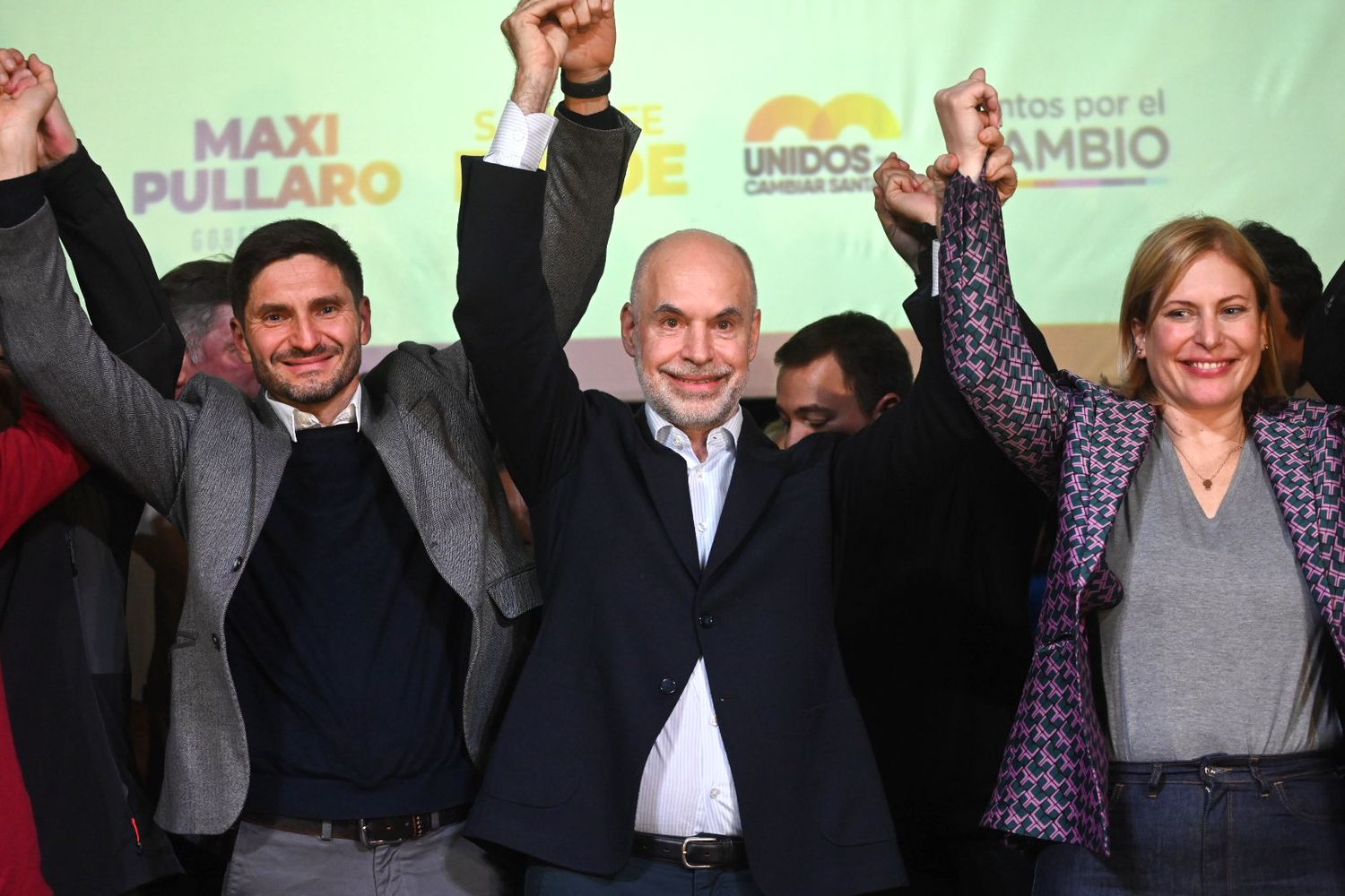 Pullaro festeja junto al precandidato a presidente Horacio Rodríguez Larreta.