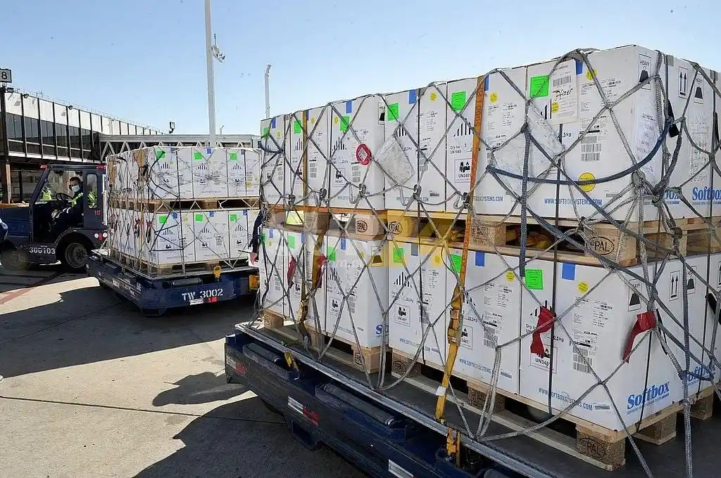 Este miércoles arribó al país un nuevo cargamento con más de 800 mil vacunas Pfizer