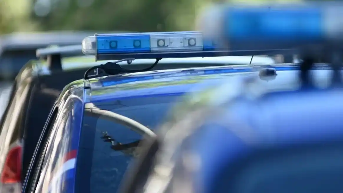 Un hombre de 22 años quedó preso por agredir a su pareja y dañar sus pertenencias.