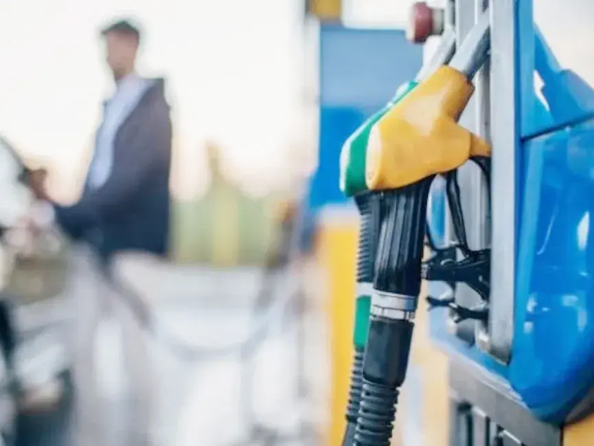 La venta de combustibles a nivel nacional empieza a recuperarse, pero en algunas provincias cayó más del 10 % anual