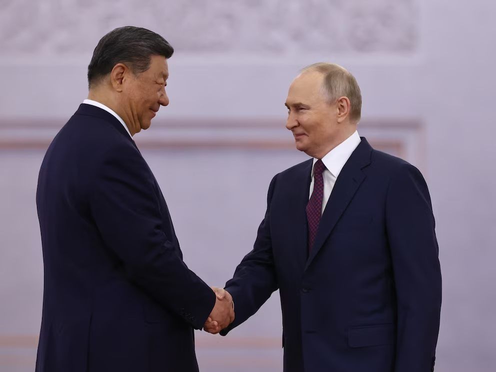 El líder de régimen de Beijing, de visita en Moscú por las celebraciones del 80° aniversario del fin de la Segunda Guerra Mundial, dijo que respaldará a Rusia frente al “acoso hegemónico”.