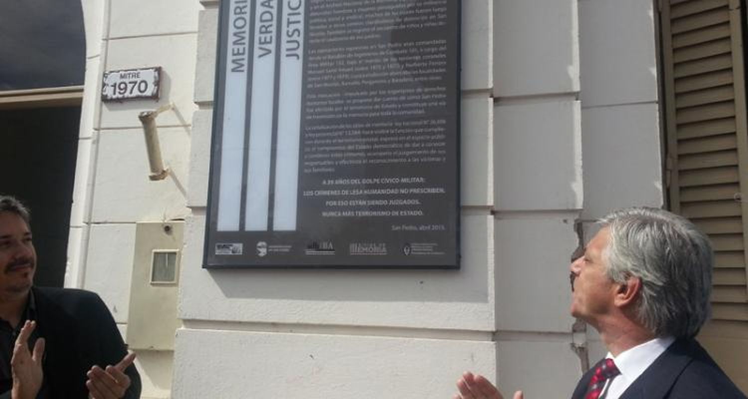 Placa para que no ocurra “nunca más”
