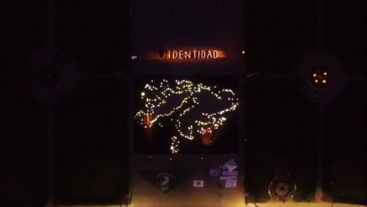 En La Plata, se iluminó el mural de las Islas Malvinas más grande del país
