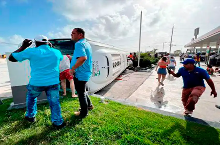Tragedia en Punta Cana: volcó un colectivo con 40 turistas y falleció una argentina