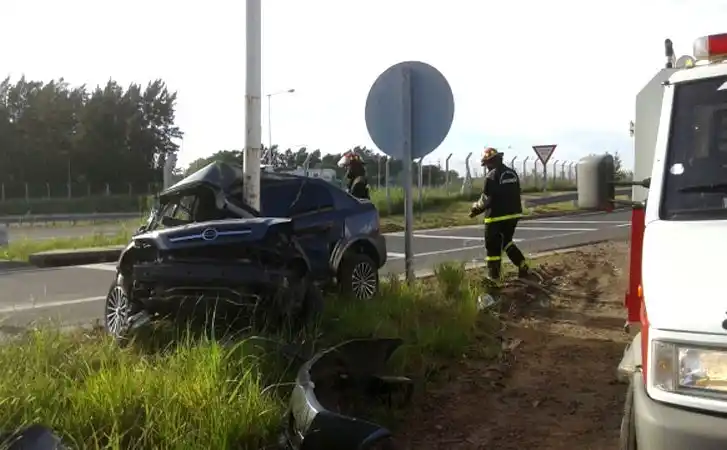 Se incrustó con su auto en una columna de alumbrado y murió