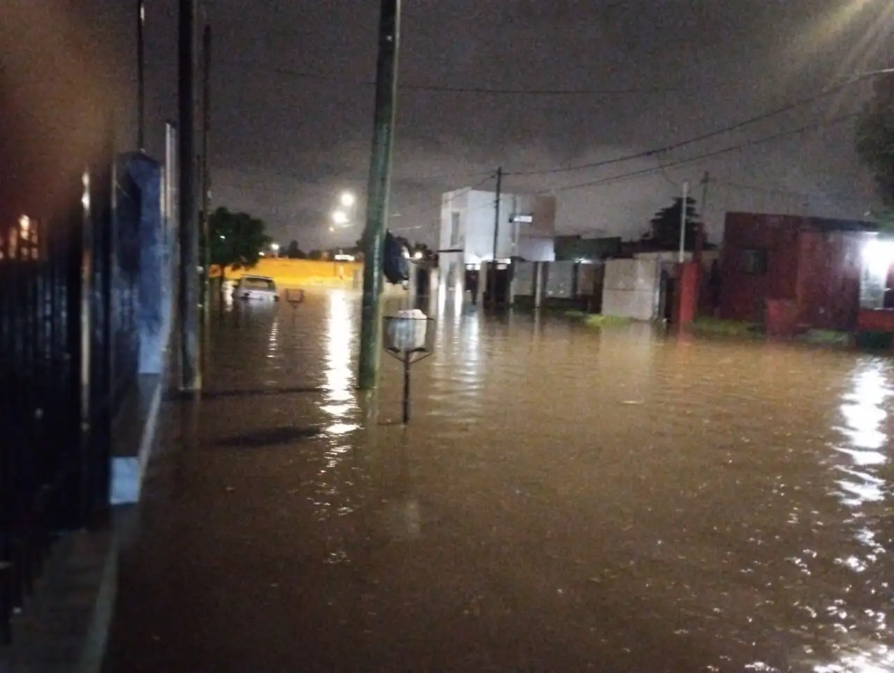 Evacuaron a diez personas por el temporal en Tandil