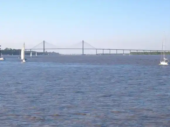 Un hombre se cayó al río cerca del club Náutico