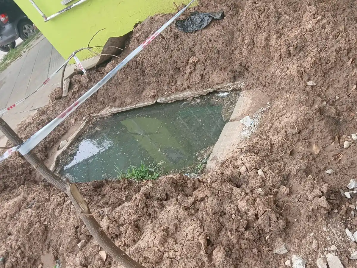 Vecinos reclaman por pozo y cloacas tapadas en Nieto de Torres y Belgrano