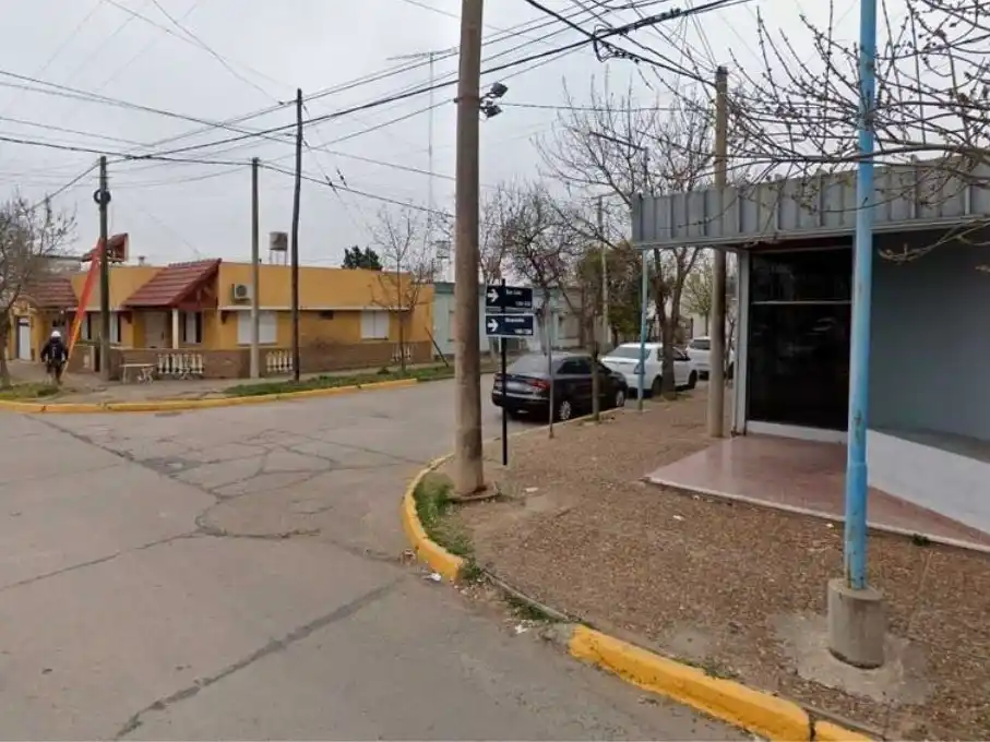 un tipo destrozo un edificio de la epe con un pico 2