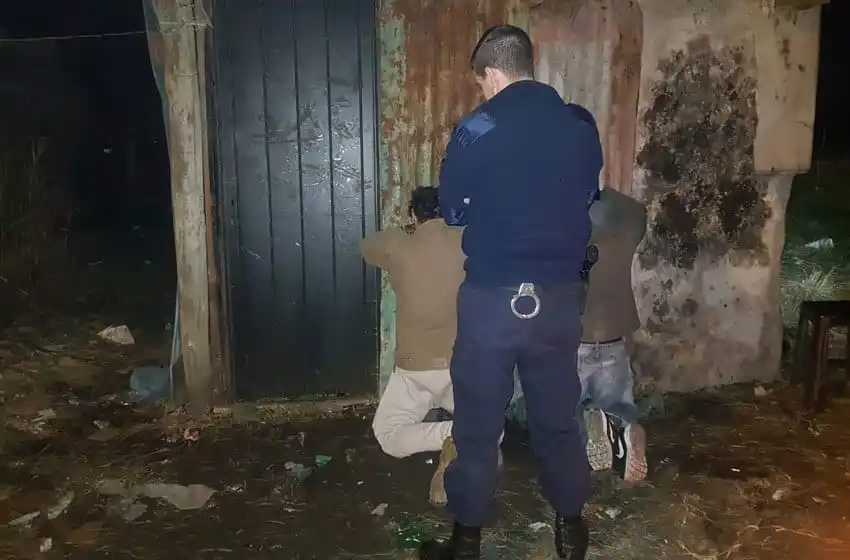 Tenían cocaína y marihuana y los aprehendieron en plena vía pública