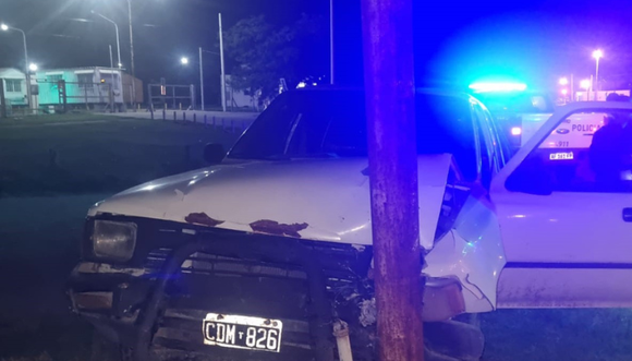 Manejaba alcoholizado y chocó contra un poste