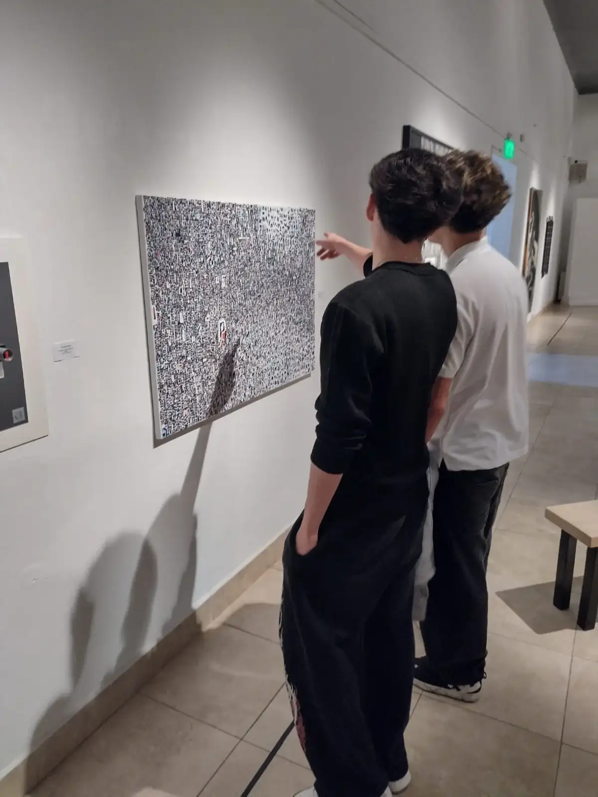 Fotografía de estudiantes de la secundaria 18 en un encuentro filosófico realizado en el Mumbat. Tandil