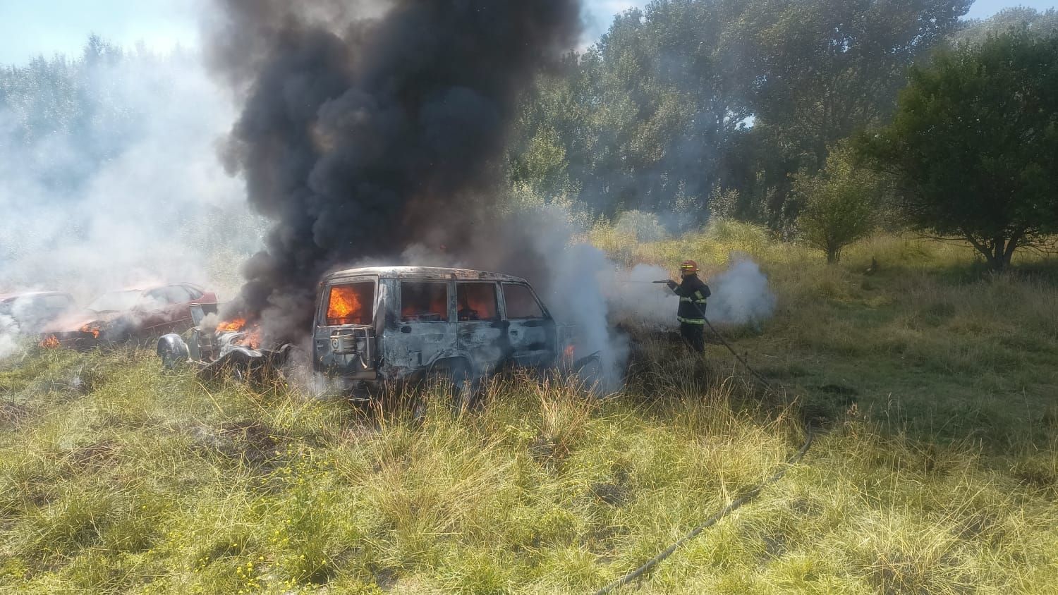 Fuego en Batán: 5 autos abandonados en un terreno