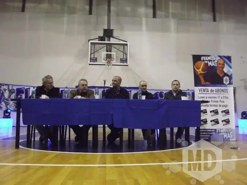 La mesa de presentación completa. 